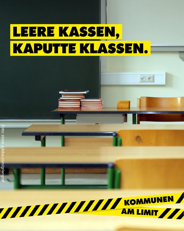 Plakat mit einem leeren Klassenraum; Aufschrift: Leere Kassen, kaputte Klassen; unten: Kommunen am Limit.
