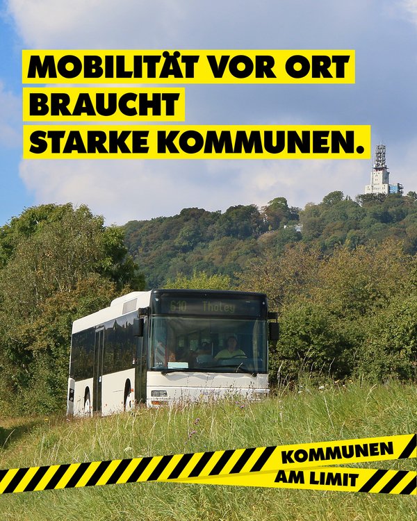 Plakat mit einem weißen Bus, im Hintergrund der Schaumberg; Aufschrift: Mobilität vor Ort braucht starke Kommunen; unten: Kommunen am Limit.